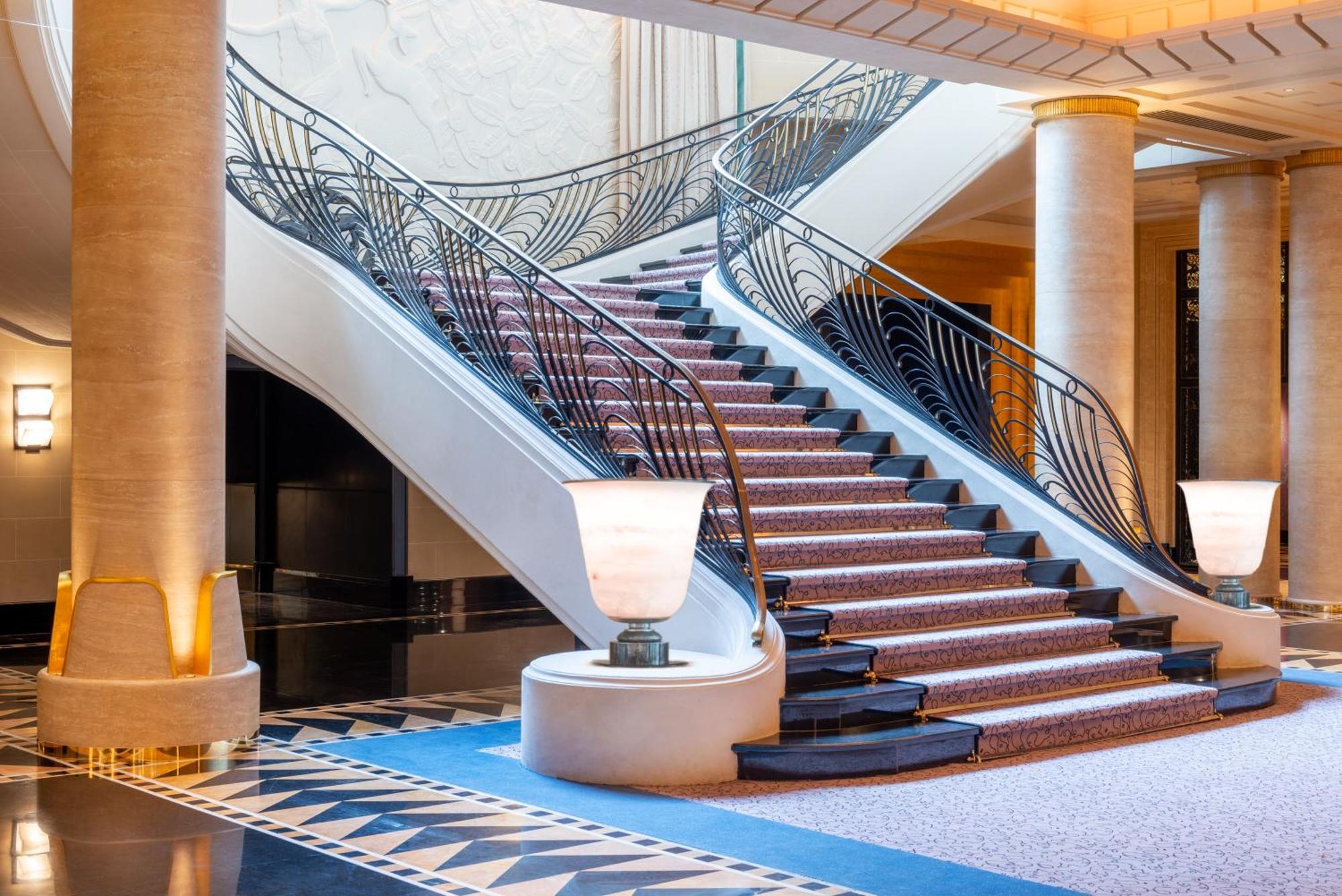 L'Hotel Du Collectionneur Paříž Exteriér fotografie The staircase in the lobby