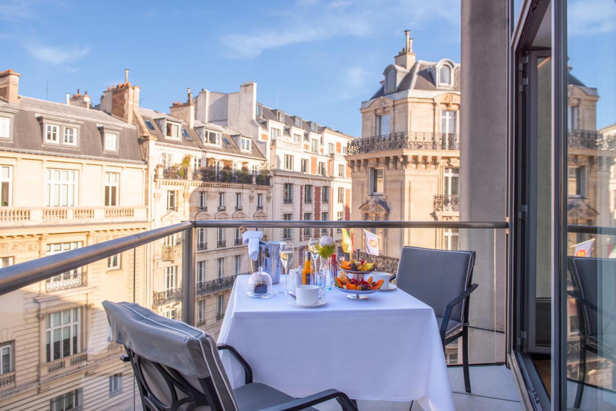 L'Hotel Du Collectionneur Paříž Exteriér fotografie A balcony in Paris