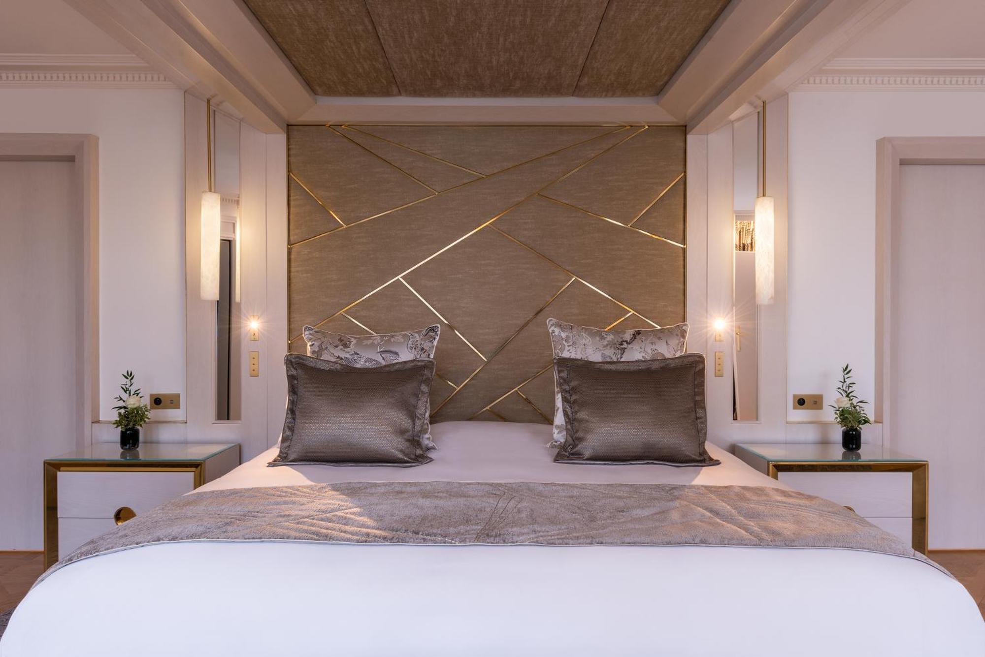 L'Hotel Du Collectionneur Paříž Exteriér fotografie A bedroom at the hotel