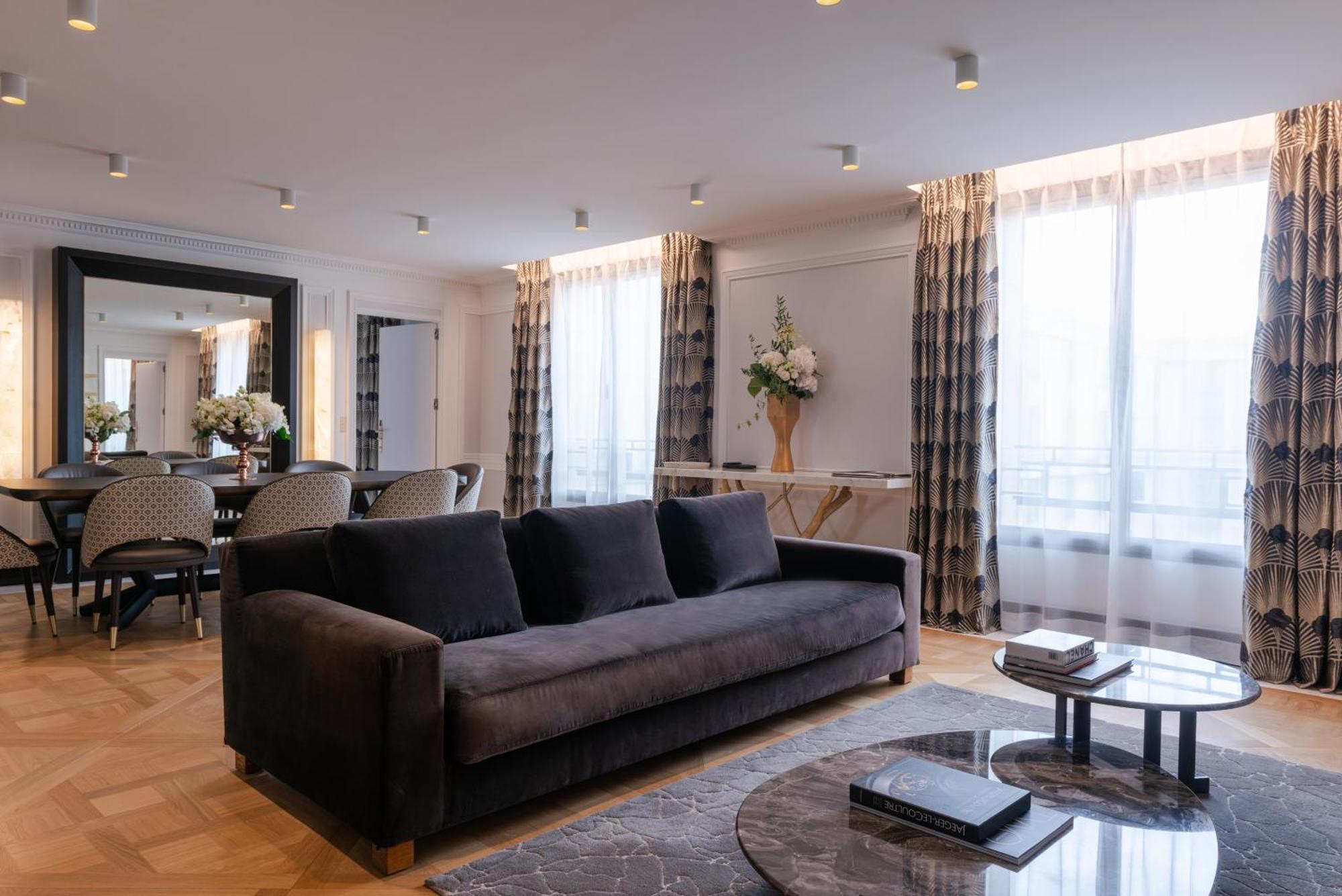 L'Hotel Du Collectionneur Paříž Exteriér fotografie A living room in a Paris apartment