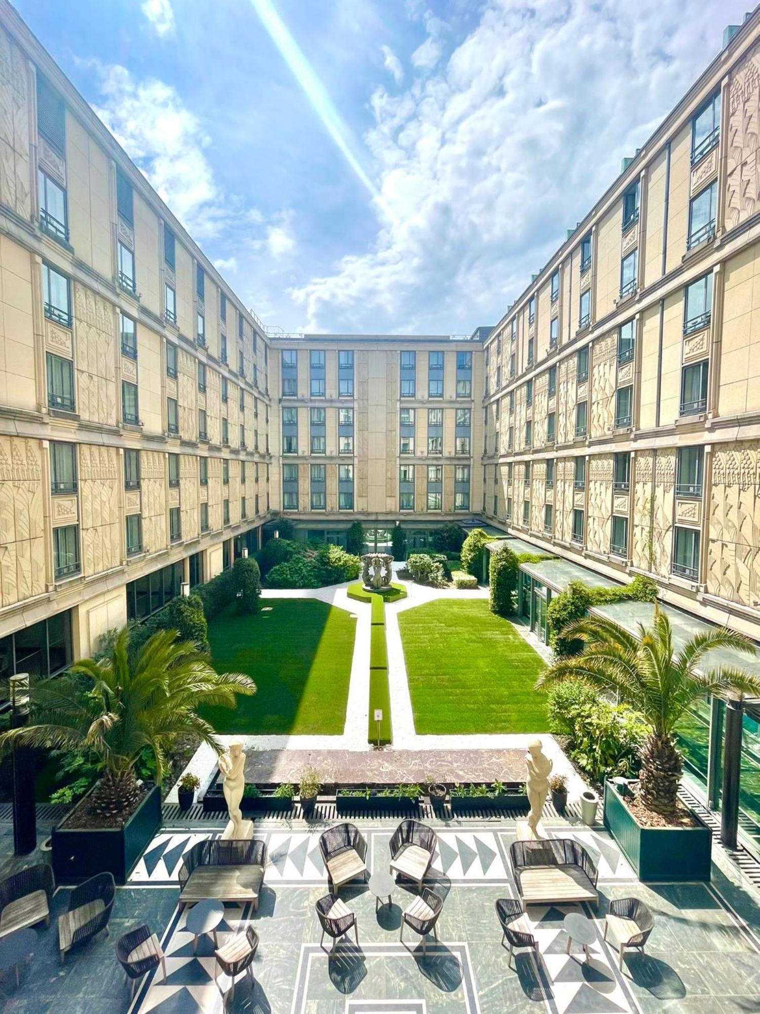 L'Hotel Du Collectionneur Paříž Exteriér fotografie The courtyard of the hotel