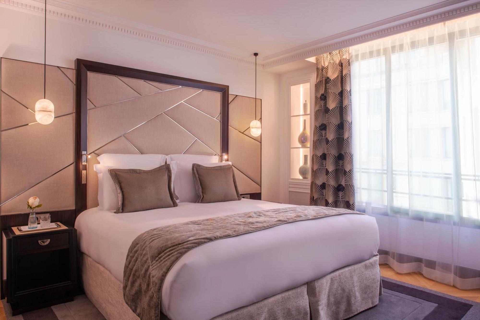 L'Hotel Du Collectionneur Paříž Exteriér fotografie A bedroom at the hotel